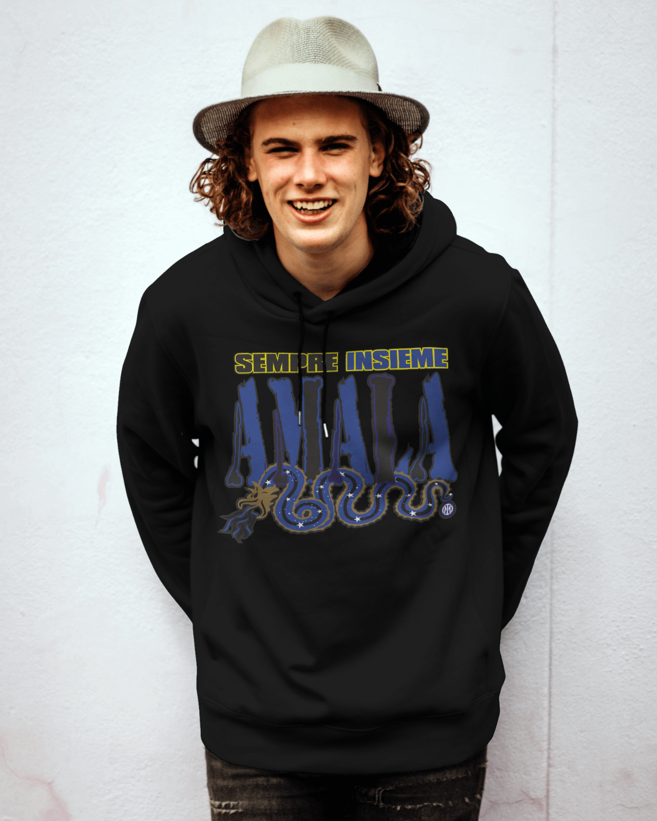 Felpa nera unisex con cappuccio e marsupio con stampa Amala pazza